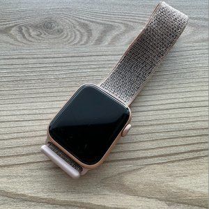 Apple Watch Series 4 GPS, 40mm Gold Aluminium Case with Pink Sand Sport Loop